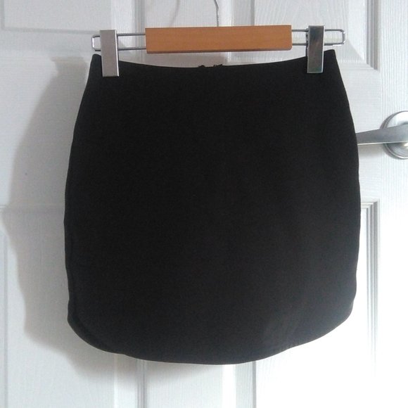 Rounded Side Split Black Mini Skirt - Picture 1 of 7